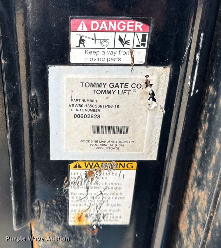 image for item ER0299 2016 Chevrolet Silverado 3500HD flatbed pickup truck