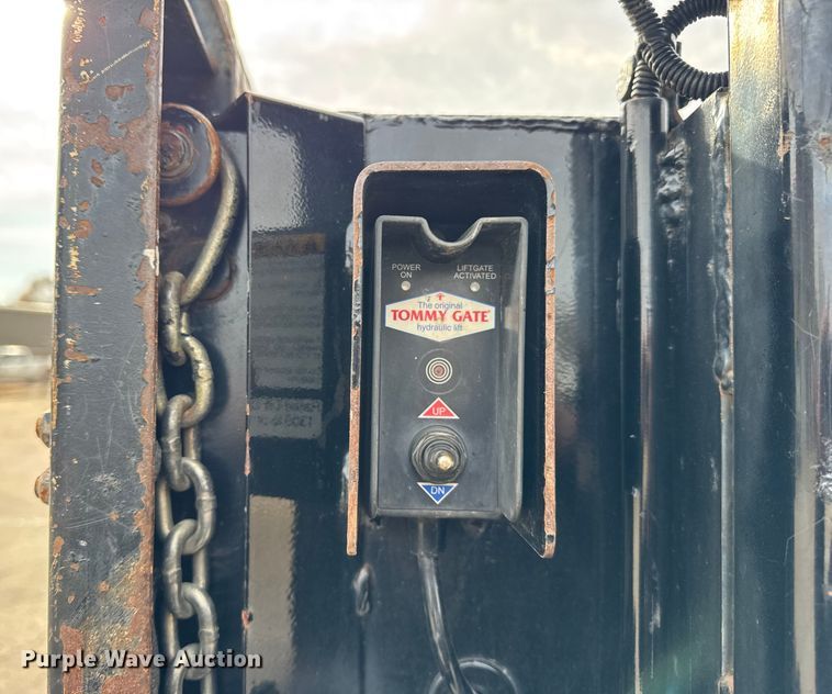 image for item ER0299 2016 Chevrolet Silverado 3500HD flatbed pickup truck