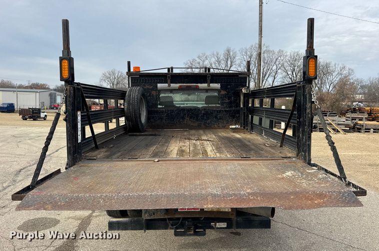 image for item ER0299 2016 Chevrolet Silverado 3500HD flatbed pickup truck