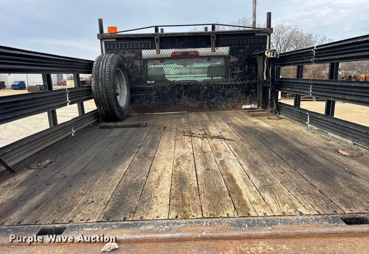 image for item ER0299 2016 Chevrolet Silverado 3500HD flatbed pickup truck