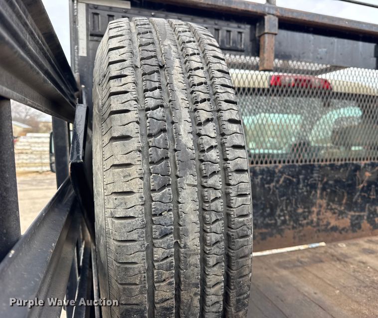 image for item ER0299 2016 Chevrolet Silverado 3500HD flatbed pickup truck