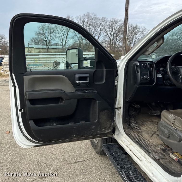 image for item ER0299 2016 Chevrolet Silverado 3500HD flatbed pickup truck