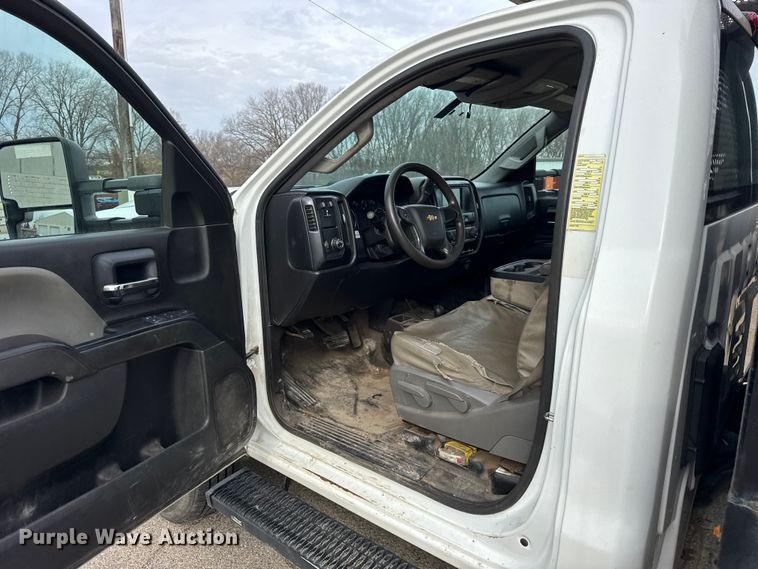 image for item ER0299 2016 Chevrolet Silverado 3500HD flatbed pickup truck