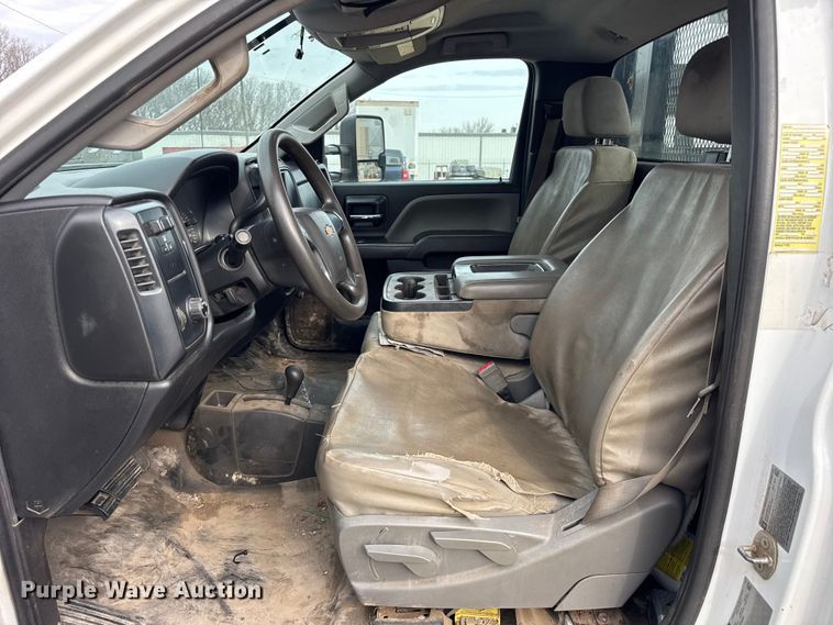 image for item ER0299 2016 Chevrolet Silverado 3500HD flatbed pickup truck