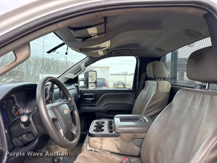 image for item ER0299 2016 Chevrolet Silverado 3500HD flatbed pickup truck