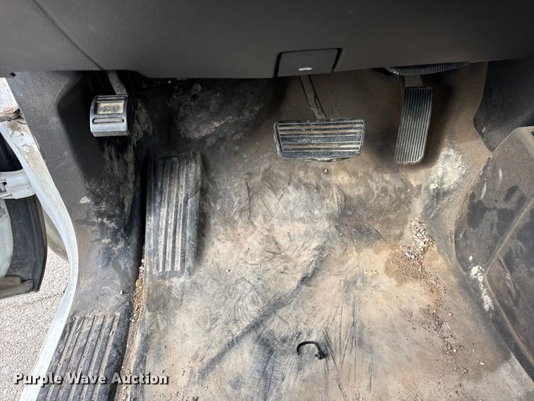 image for item ER0299 2016 Chevrolet Silverado 3500HD flatbed pickup truck