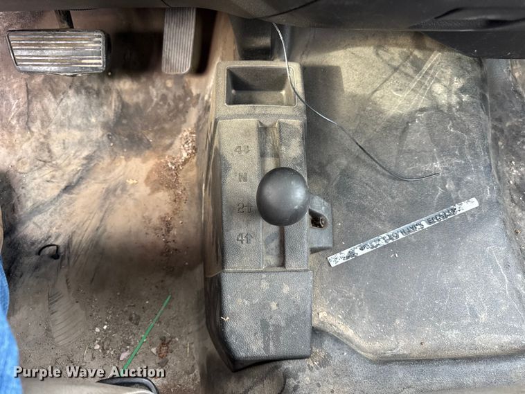 image for item ER0299 2016 Chevrolet Silverado 3500HD flatbed pickup truck