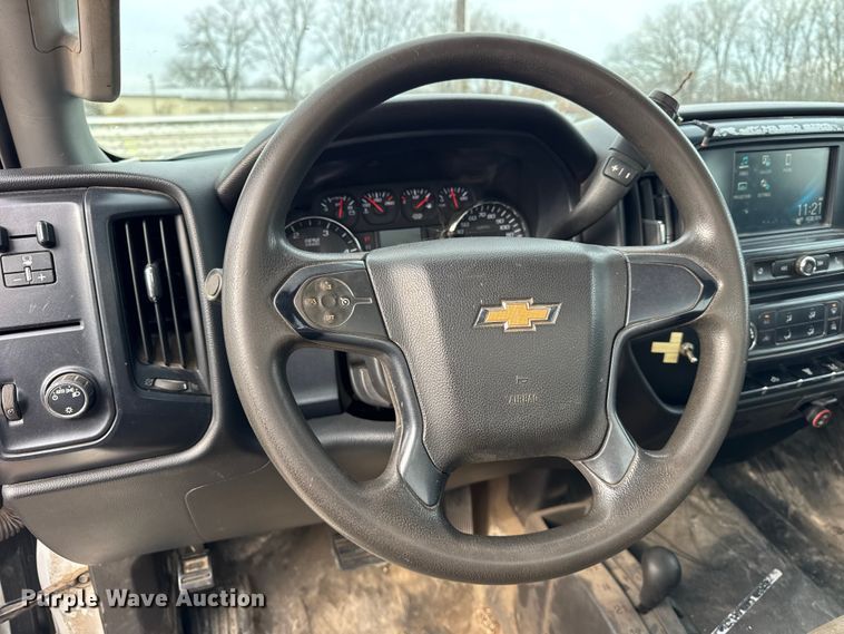 image for item ER0299 2016 Chevrolet Silverado 3500HD flatbed pickup truck