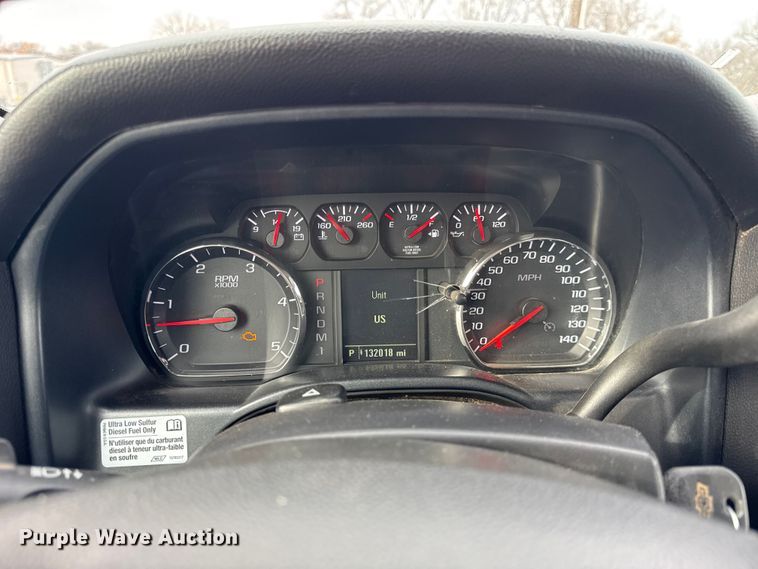 image for item ER0299 2016 Chevrolet Silverado 3500HD flatbed pickup truck