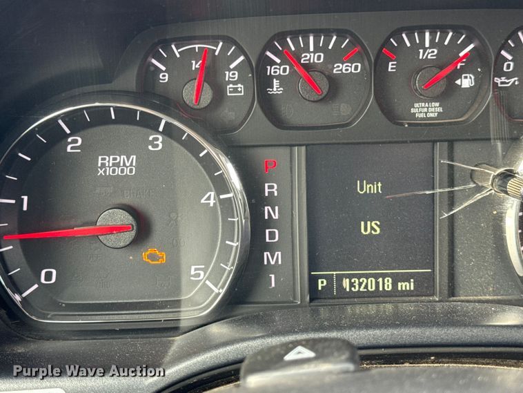 image for item ER0299 2016 Chevrolet Silverado 3500HD flatbed pickup truck