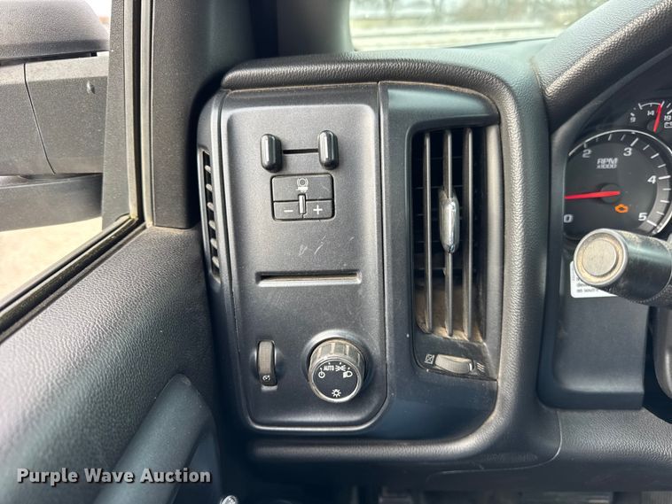 image for item ER0299 2016 Chevrolet Silverado 3500HD flatbed pickup truck