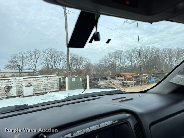 image for item ER0299 2016 Chevrolet Silverado 3500HD flatbed pickup truck