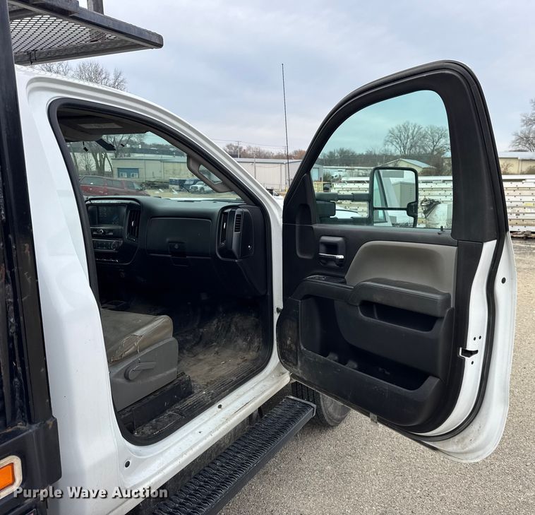 image for item ER0299 2016 Chevrolet Silverado 3500HD flatbed pickup truck