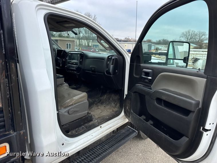 image for item ER0299 2016 Chevrolet Silverado 3500HD flatbed pickup truck