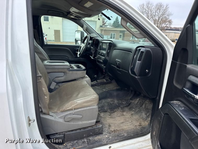 image for item ER0299 2016 Chevrolet Silverado 3500HD flatbed pickup truck