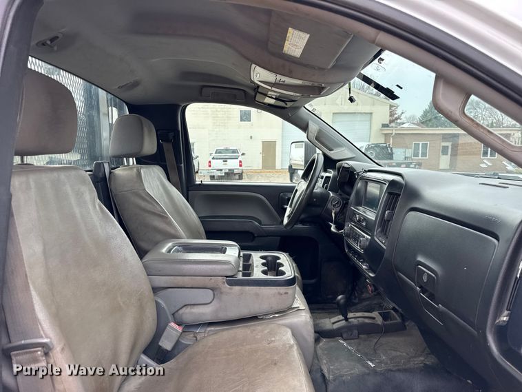 image for item ER0299 2016 Chevrolet Silverado 3500HD flatbed pickup truck