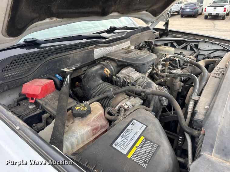 image for item ER0299 2016 Chevrolet Silverado 3500HD flatbed pickup truck