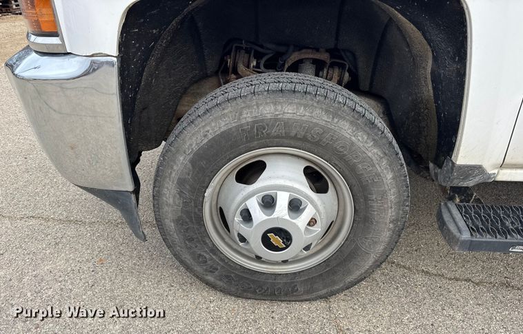 image for item ER0299 2016 Chevrolet Silverado 3500HD flatbed pickup truck