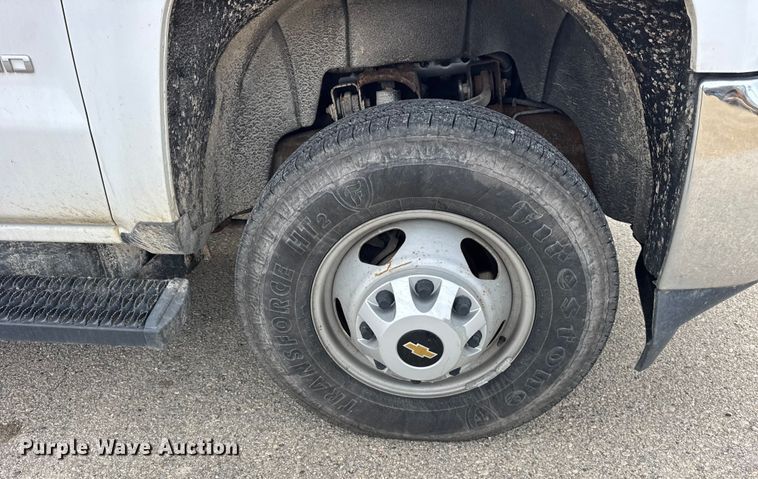 image for item ER0299 2016 Chevrolet Silverado 3500HD flatbed pickup truck