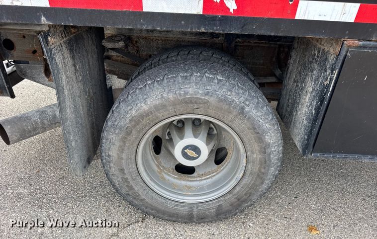 image for item ER0299 2016 Chevrolet Silverado 3500HD flatbed pickup truck