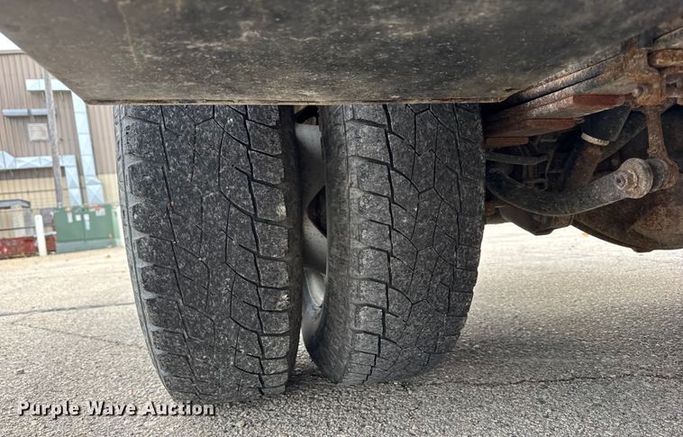 image for item ER0299 2016 Chevrolet Silverado 3500HD flatbed pickup truck