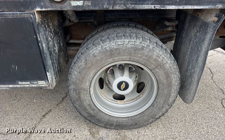 image for item ER0299 2016 Chevrolet Silverado 3500HD flatbed pickup truck