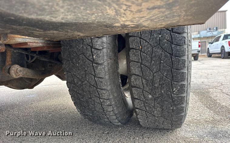 image for item ER0299 2016 Chevrolet Silverado 3500HD flatbed pickup truck