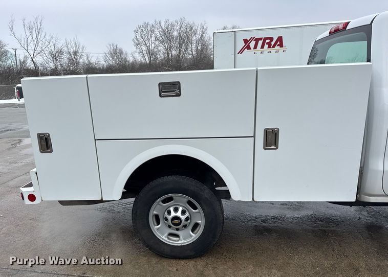 image for item ER0310 2015 Chevrolet Silverado 2500HD Crew Cab utility bed pickup truck