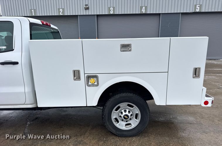 image for item ER0310 2015 Chevrolet Silverado 2500HD Crew Cab utility bed pickup truck