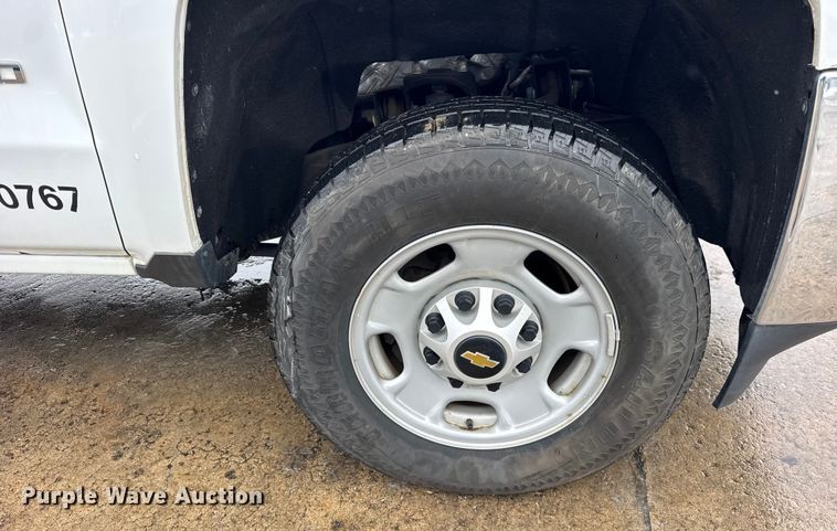 image for item ER0310 2015 Chevrolet Silverado 2500HD Crew Cab utility bed pickup truck