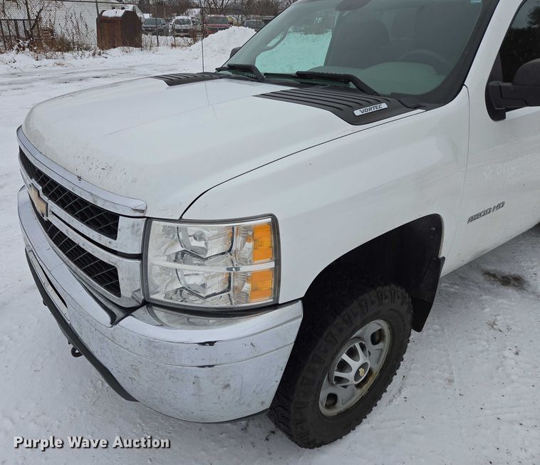 image for item ES2584 2012 Chevrolet Silverado 2500HD pickup truck
