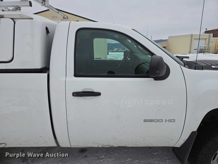 image for item ES2584 2012 Chevrolet Silverado 2500HD pickup truck