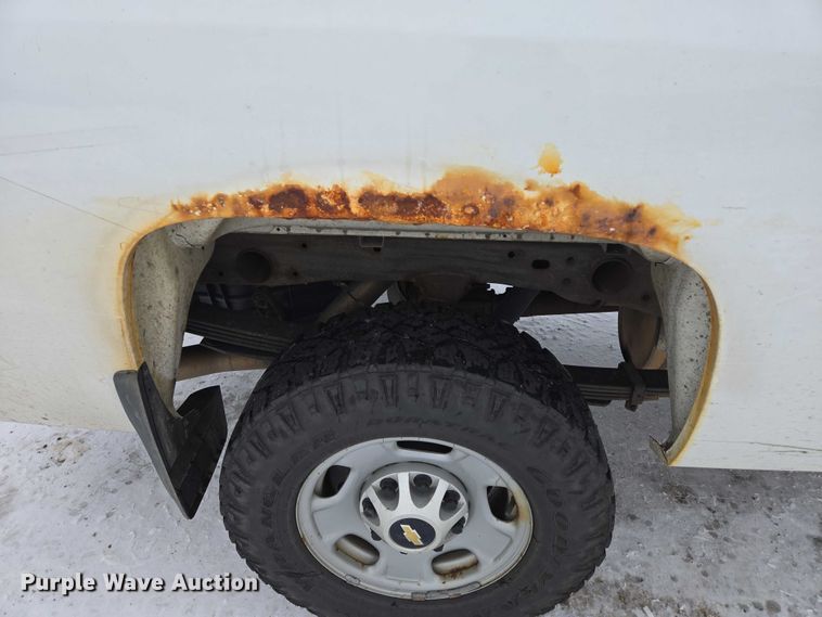 image for item ES2584 2012 Chevrolet Silverado 2500HD pickup truck