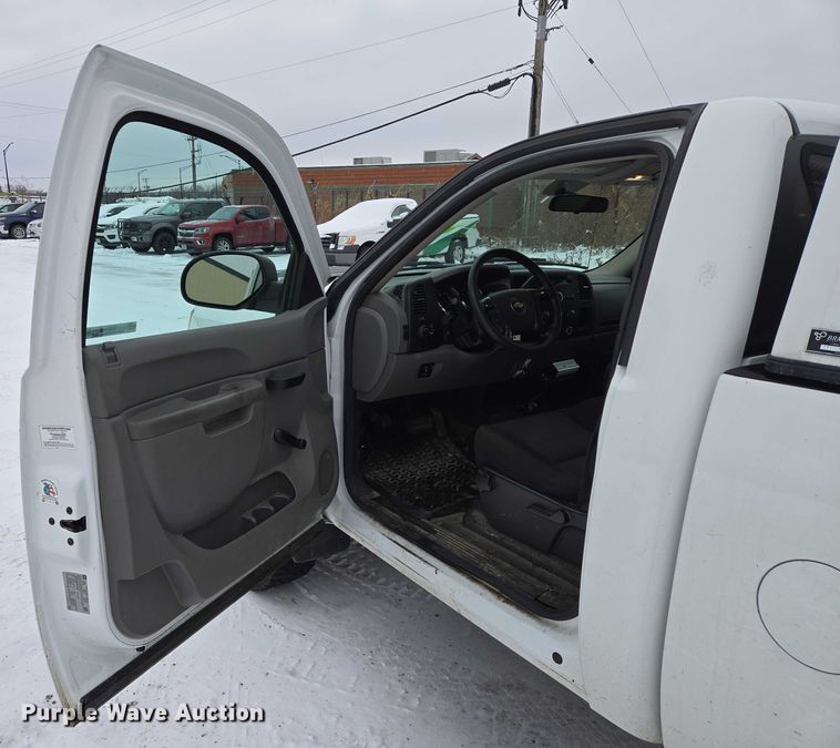 image for item ES2584 2012 Chevrolet Silverado 2500HD pickup truck