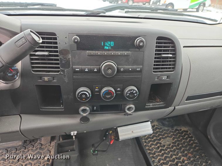 image for item ES2584 2012 Chevrolet Silverado 2500HD pickup truck