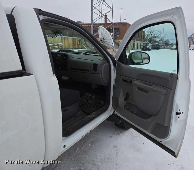 image for item ES2584 2012 Chevrolet Silverado 2500HD pickup truck