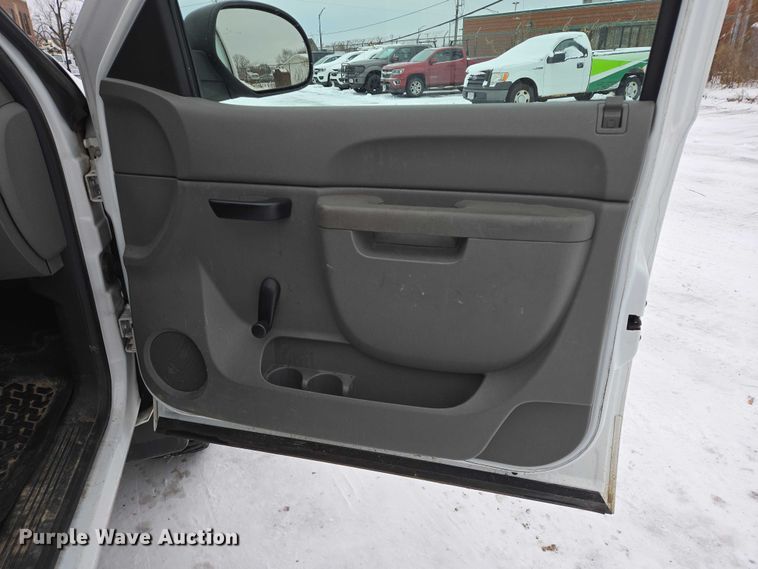 image for item ES2584 2012 Chevrolet Silverado 2500HD pickup truck