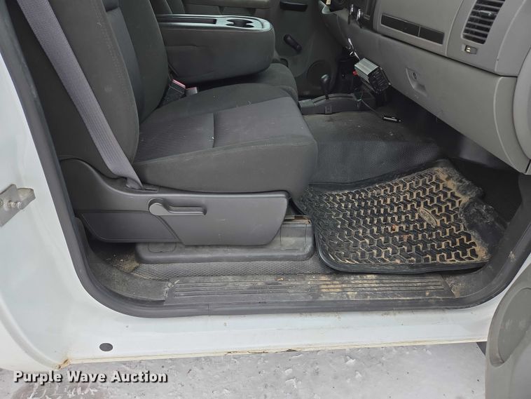 image for item ES2584 2012 Chevrolet Silverado 2500HD pickup truck