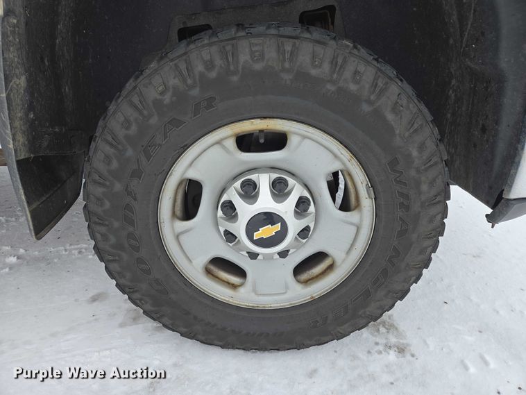 image for item ES2584 2012 Chevrolet Silverado 2500HD pickup truck