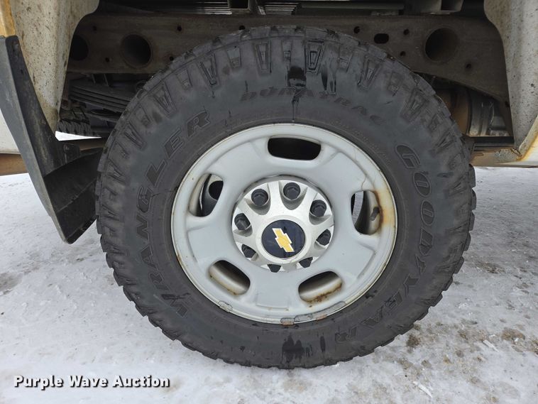 image for item ES2584 2012 Chevrolet Silverado 2500HD pickup truck