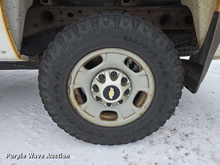 image for item ES2584 2012 Chevrolet Silverado 2500HD pickup truck