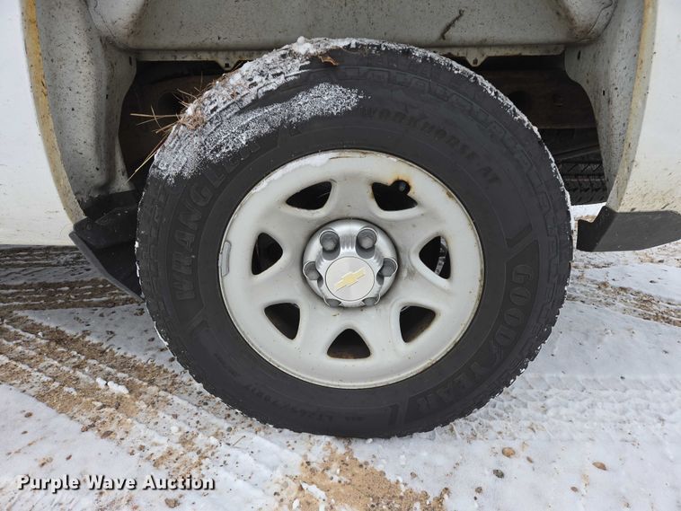 image for item ES2594 2017 Chevrolet Silverado 1500 pickup truck