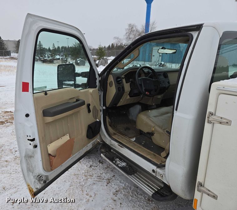 image for item ES2595 2008 Ford F250 Super Duty utility bed pickup truck