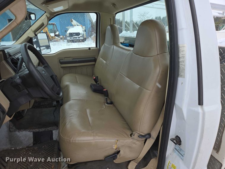 image for item ES2595 2008 Ford F250 Super Duty utility bed pickup truck