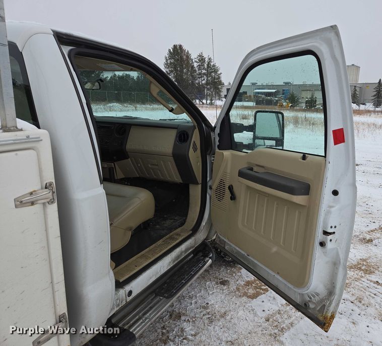 image for item ES2595 2008 Ford F250 Super Duty utility bed pickup truck