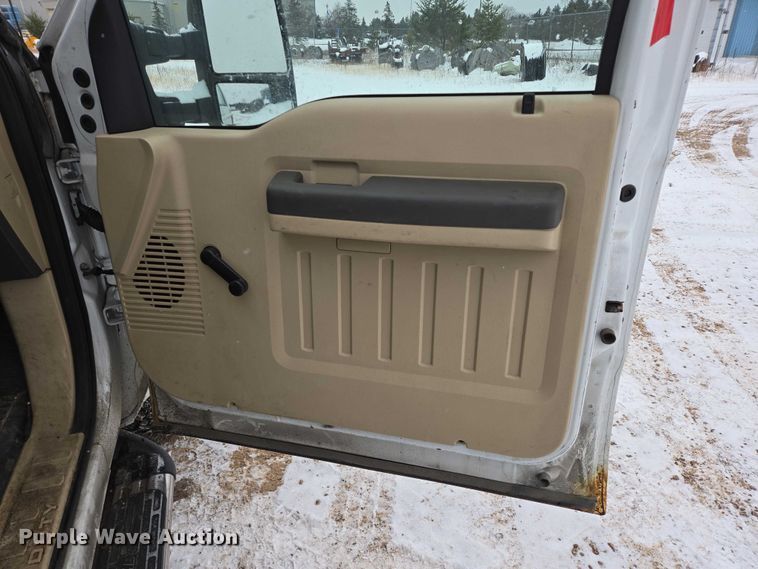 image for item ES2595 2008 Ford F250 Super Duty utility bed pickup truck