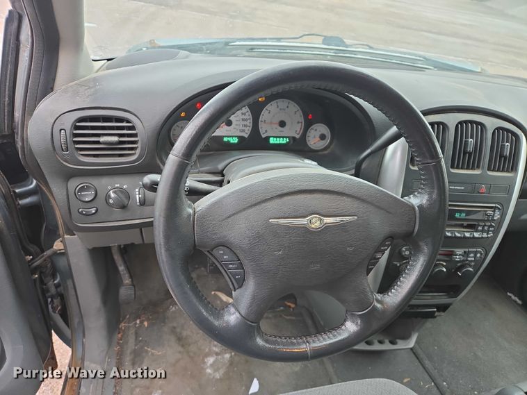 image for item ES2629 2005 Chrysler Town And Country 