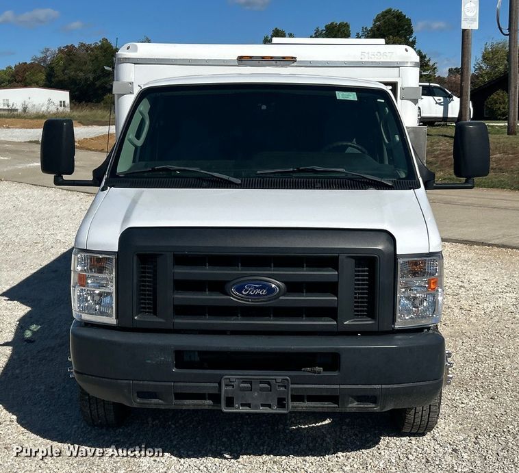 image for item ET3387 2018 Ford E450 Super Duty refrigerated delivery truck