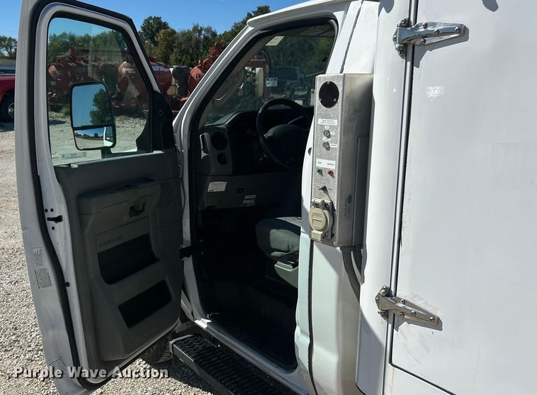 image for item ET3387 2018 Ford E450 Super Duty refrigerated delivery truck