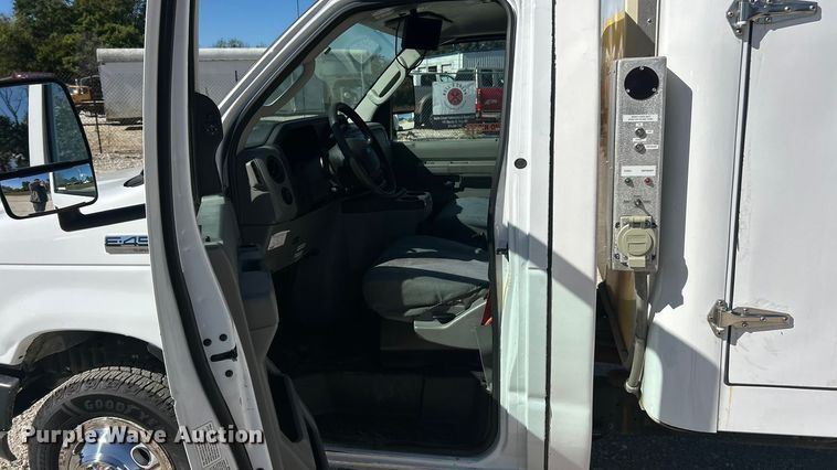 image for item ET3387 2018 Ford E450 Super Duty refrigerated delivery truck